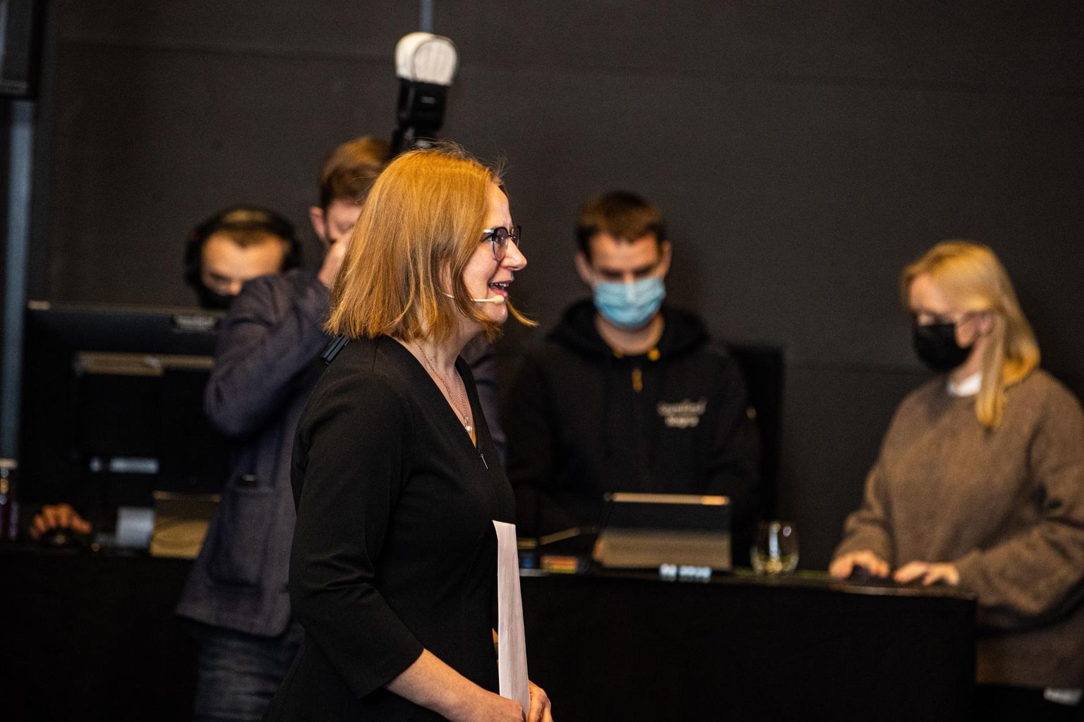 Võrdsete võimaluste volinik Liisa Pakosta filmi "Elu on töö on elu" esilinastusel kinos Artis.