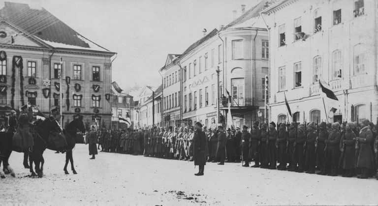 Eesti Vabariigi esimese aastapäeva paraad Tartu Raekoja platsil 1919. aastal.