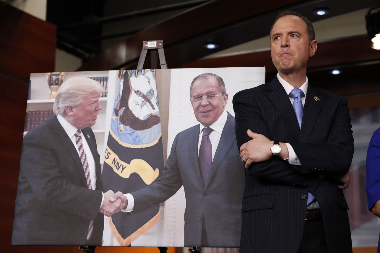 Demokraat Adam Schiff, taustal foto president Donald Trumpist ja Venemaa välisminister Sergei Lavrovist.