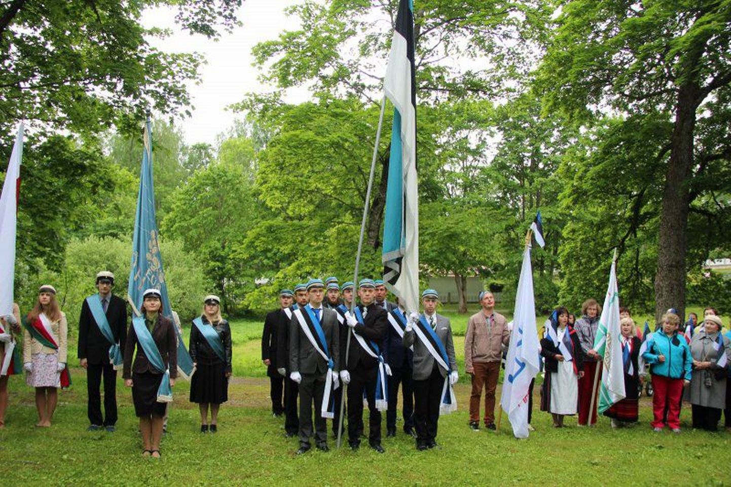 Eesti lipu päeva tähistati Otepääl rongkäigu ja rahvusvärvide heiskamisega.