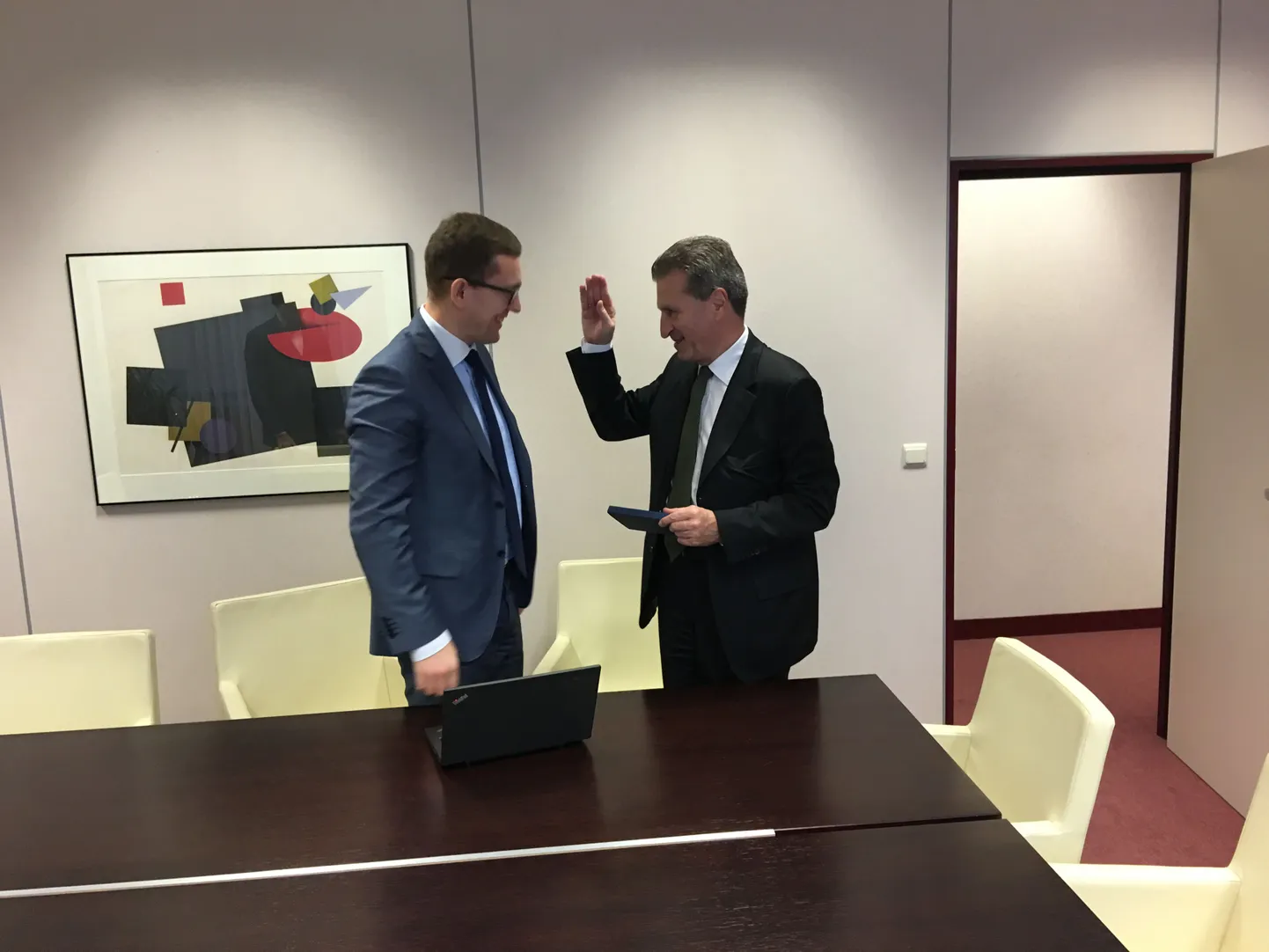 Majandus- ja kommunikatsiooniminister Kristen Michal andis täna Brüsselis Euroopa Liidu digivolinikule Günther Oettingerile üle e-residendi tunnistuse.
