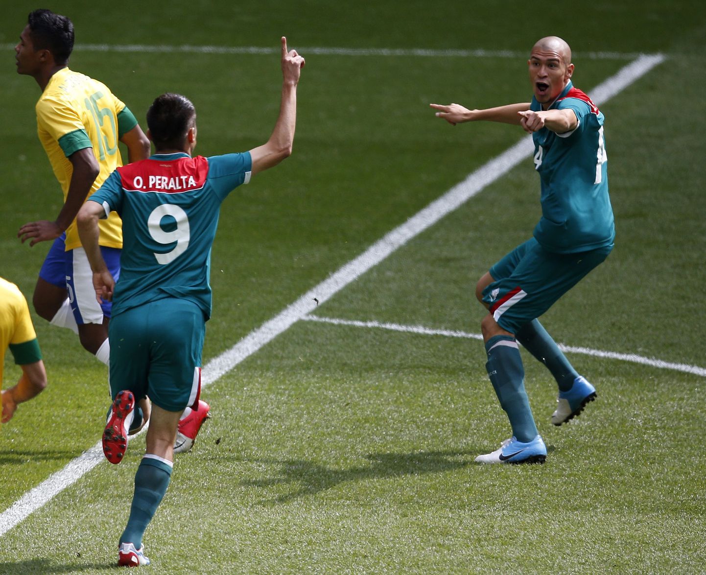 Мексиканцы радуются невероятной победе над Бразилией.