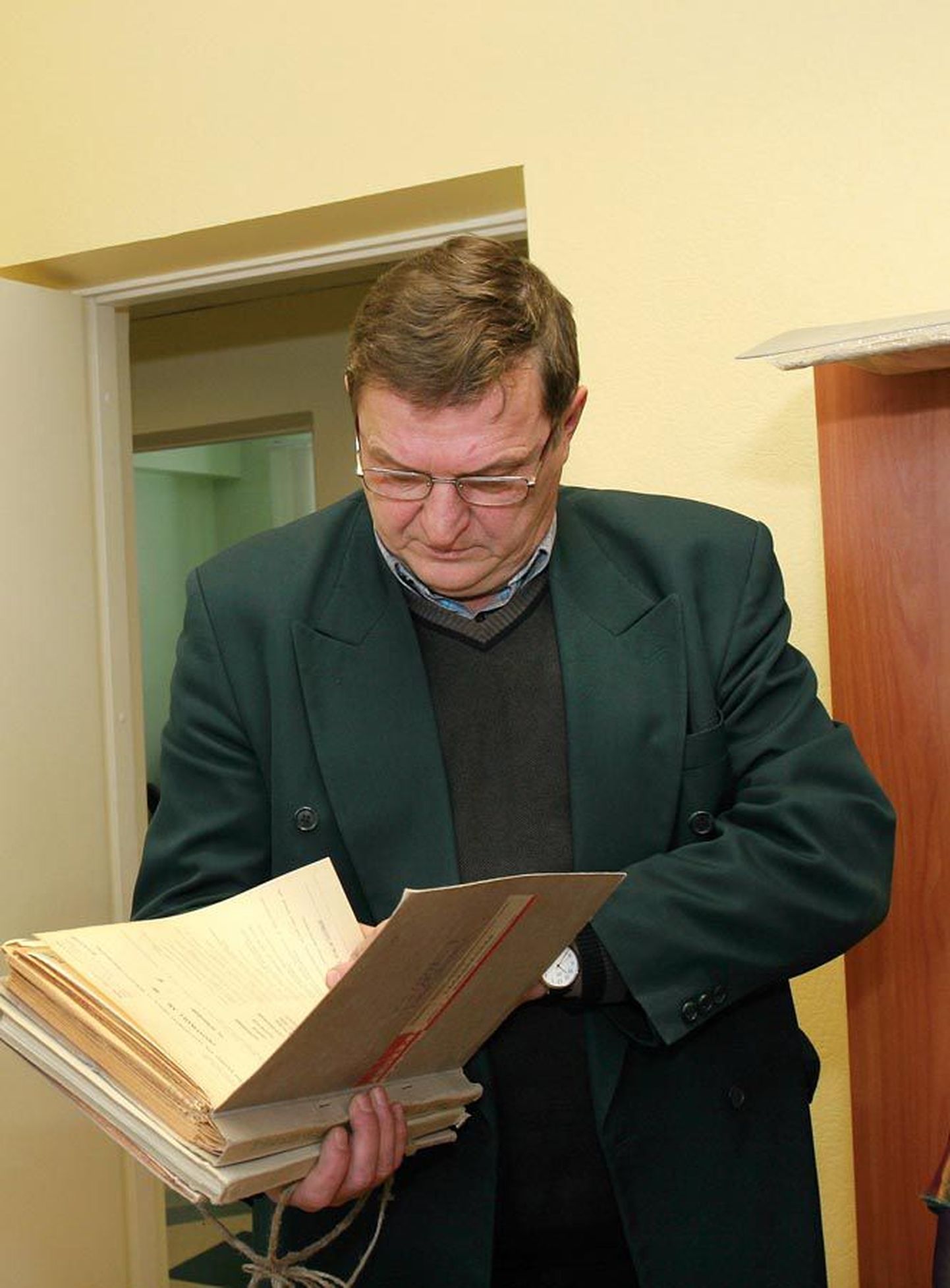 Tarvastu volikogu esimees Aivar Kustavus oli esimene, kes Viljandimaalt valijameheks sai. Esmaspäeval lisandus talle Maire Salu Kolga-Jaani volikogust.