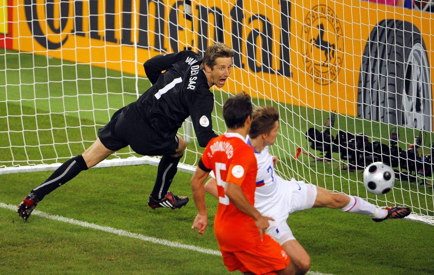 Hollandlaste väravavaht Edwin van der Sar vaatab abitult pealt, kuidas Dimitri Torbinski venelased lisaajal 2:1 juhtima viib.
