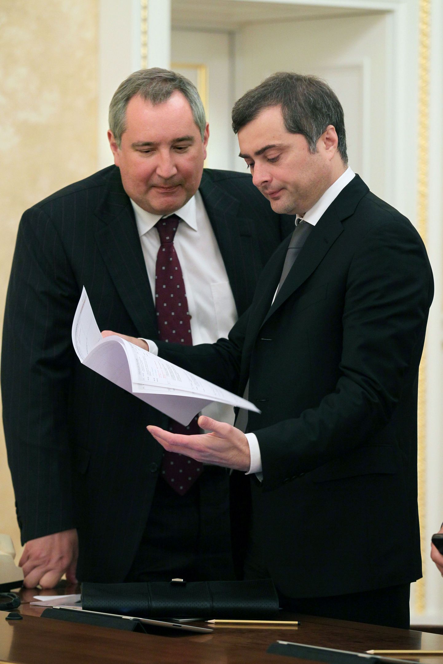 Asepeaministrid Dmitri Rogozin ja Vladislav Surkov (paremal).