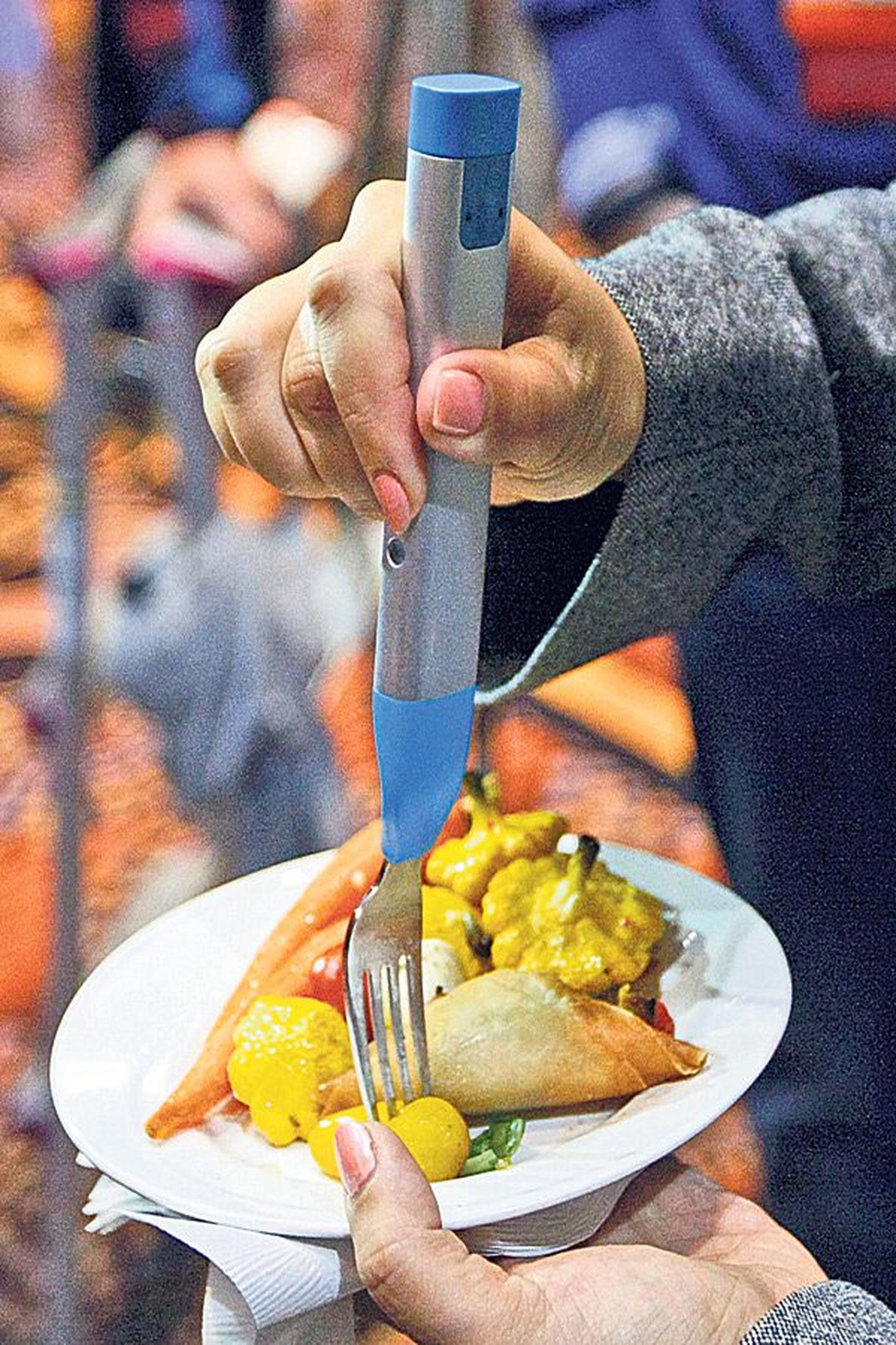 Tark mees taldrikul: HAPIforki kahvel annab vilkumise ja värinaga teada, kui sööte liiga kiiresti.