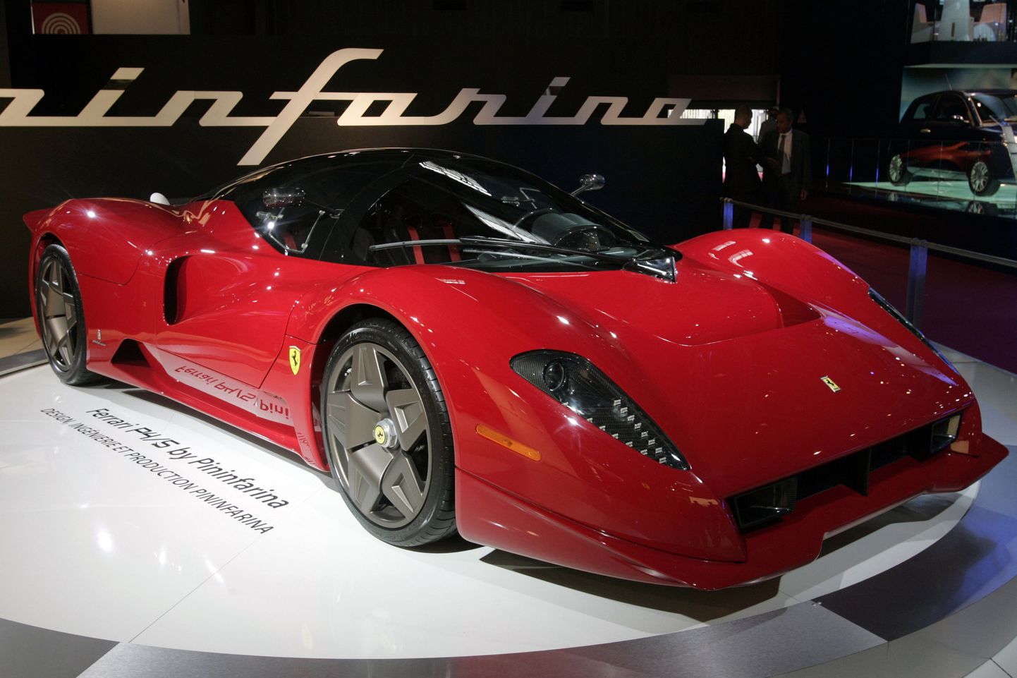 Pininfarina disainitud Ferrari P4/5 Pariisi autonäitusel 2006. aastal.