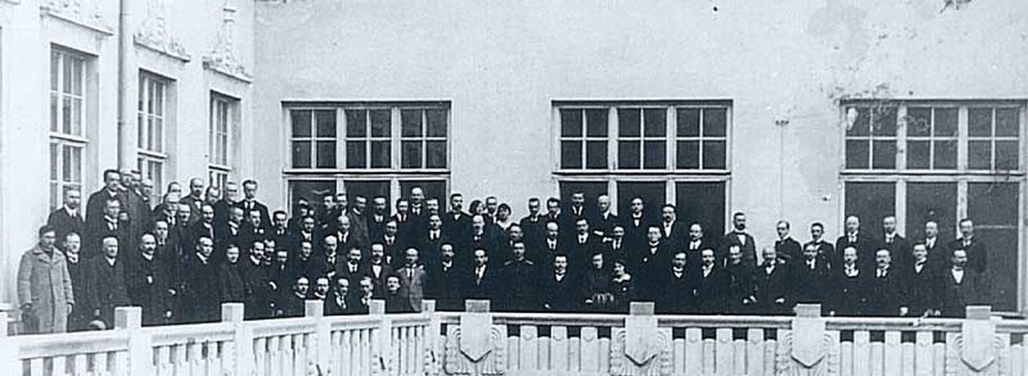 Eesti Vabariigi esimese põhiseaduse vastu võtnud Asutav Kogu «Estonia» sisehoovi rõdul 1919. aastal.