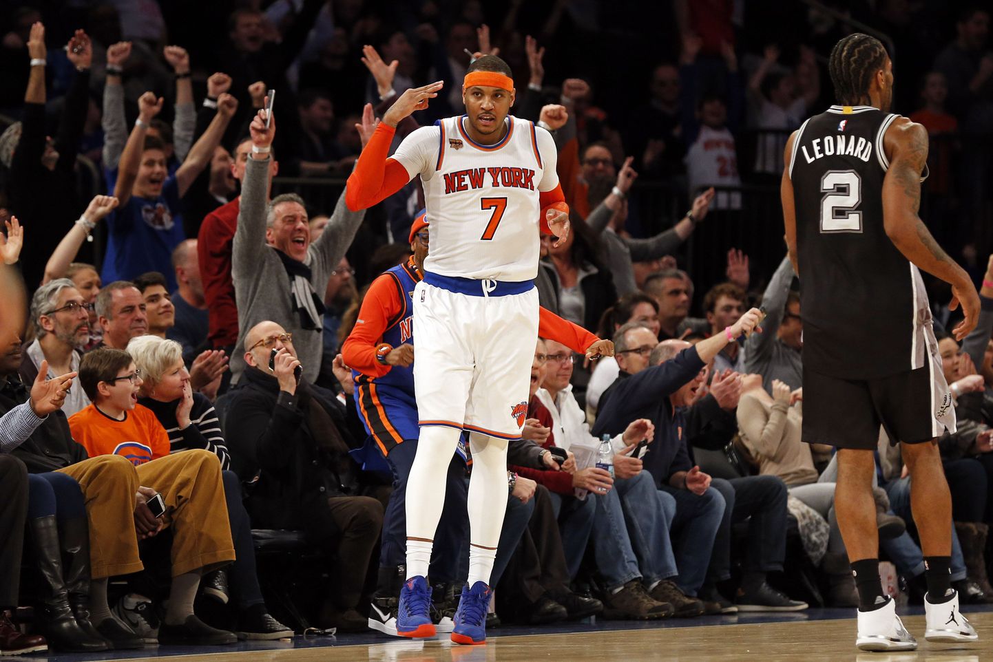 Kawhi Leonard (paremal) viskas küll 36 punkti, kuid Carmelo Anthony (vasakul) ja New York Knicks suutsid nelja punktiga San Antonio Spursist jagu saada.