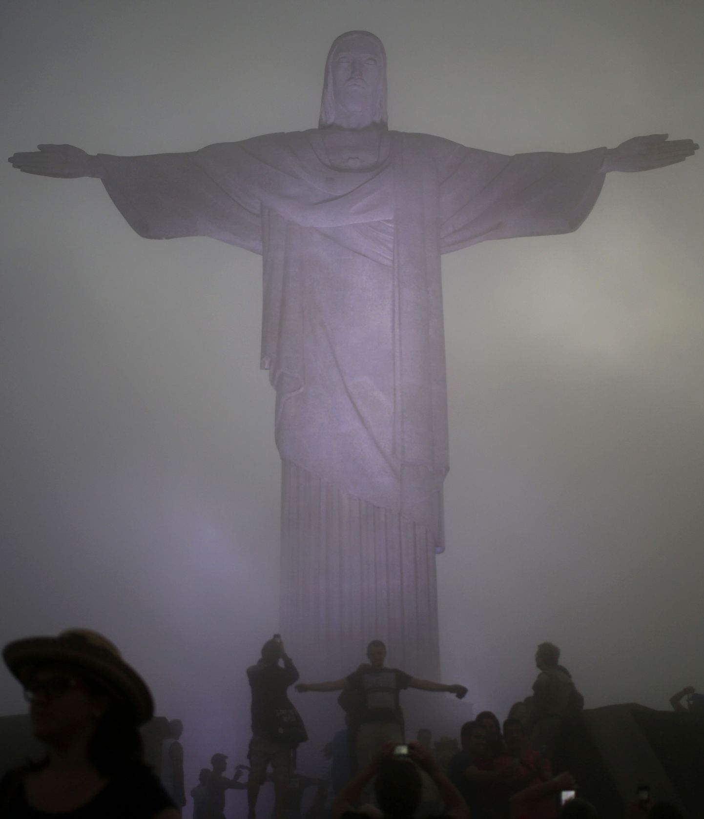 Туристы возле знаменитой статуи Христа, являющейся символом Бразилии. А на этом снимке в глазах многих она символизирует и туманное будущее бразильского чемпионата.
