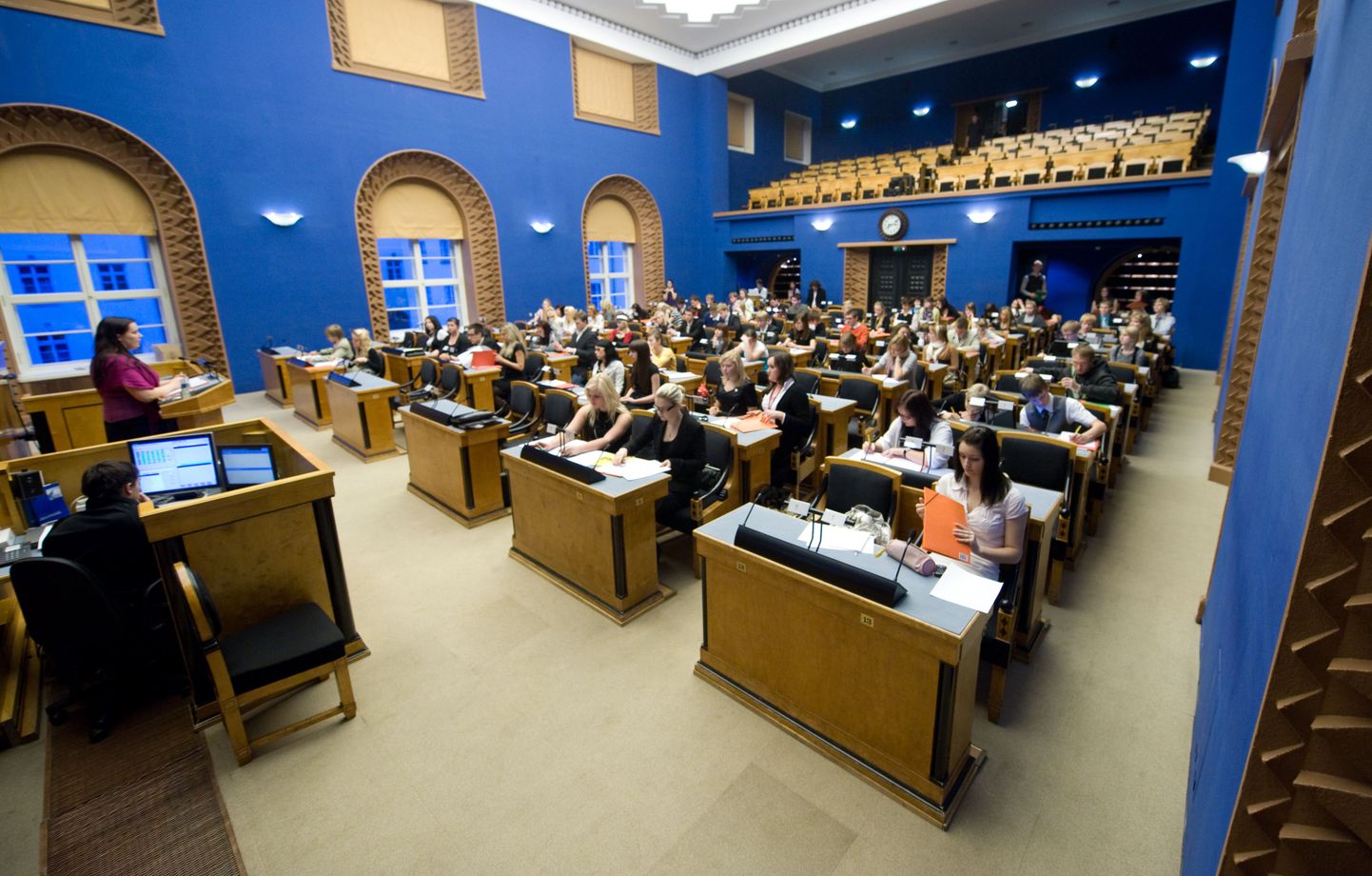 Lastekaitse Liidu noortekogu ja Eesti Õpilasesinduste Liidu eestvedamisel toimus riigikogus noortefoorum «101 last Toompeale».