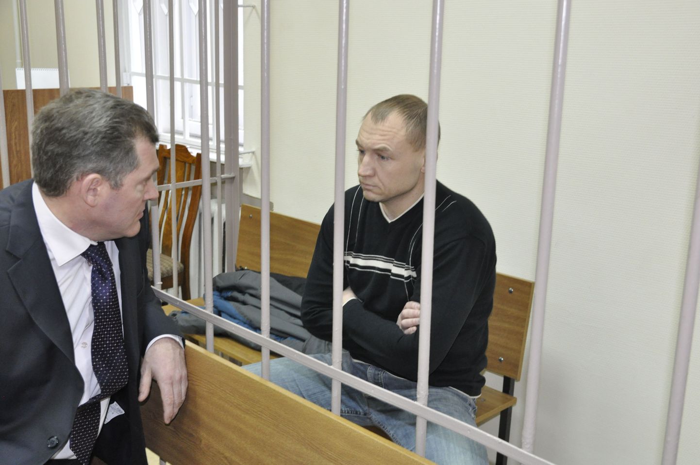 Moskva Lefortovo rajooni kohus pikendas 2. aprillil Eston Kohvri vahi all hoidmise tähtaega kahe kuu võrra 5. juunini. Advokaat Jevgeni Aksjonov ja Eston Kohver.