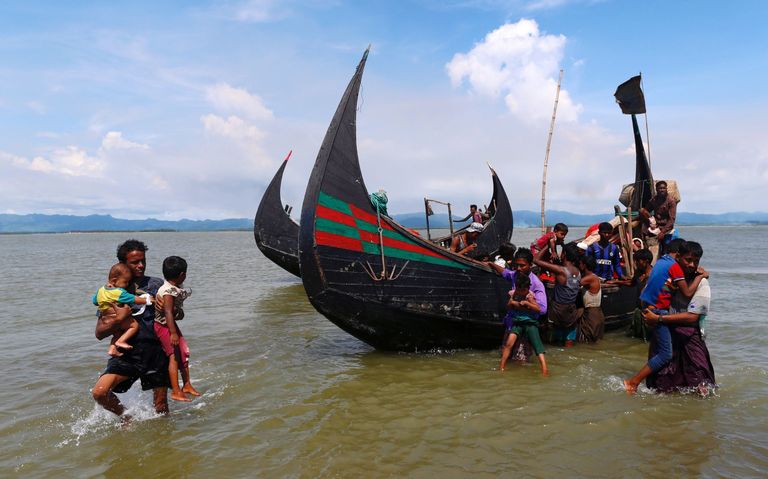 Rohingjade sõnul maksab viietunnine reis Birma rannikult Lõuna-Bangladeshi sadamasse kuni 10 000 takat (100 eurot) iga täiskasvanu kohta. Põgenikke veavad paatidega üldjuhul Bangladeshi kalamehed, kes väidavad, et neil on moraalne kohus meeleheitel moslemitest usukaaslasi vabadusse aidata. Bangladeshi ametnikud süüdistavad neid seevastu inimkaubanduses ning on andnud kaluritele käsu selline tegevus peatada. FOTO: DANISH SIDDIQUI/REUTERS/Scanpix