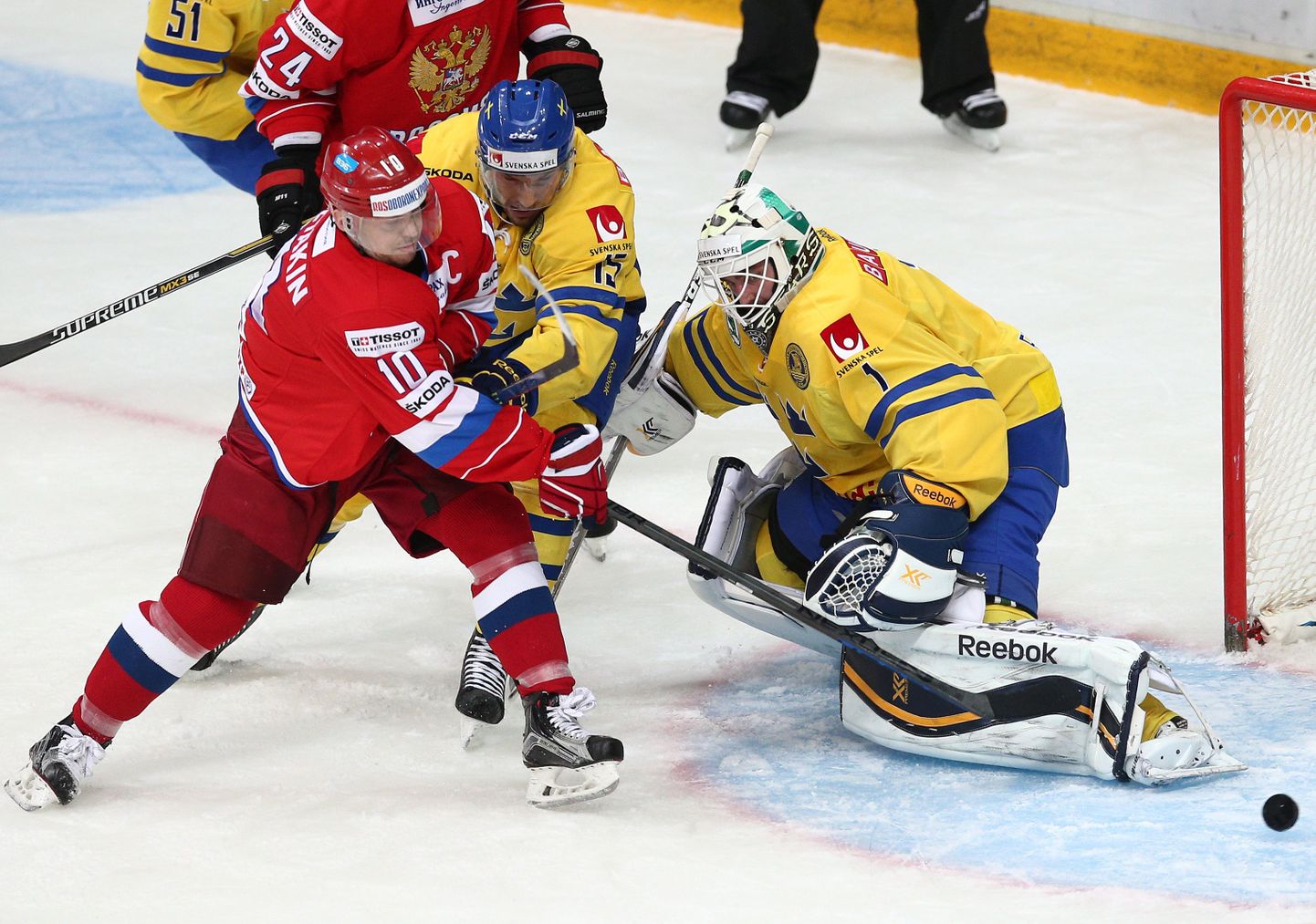 Момент матча хоккеистов России и Швеции.