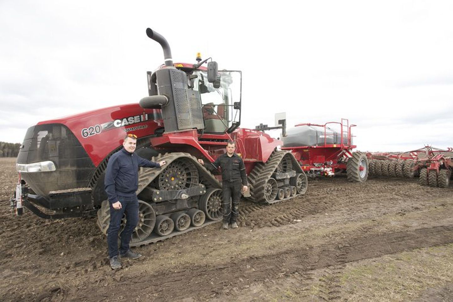 Voore Farmi arendusjuht Henrik Klammer (vasakul) ja masinaoperaator Silver Kaev on uue traktoriga väga rahul.