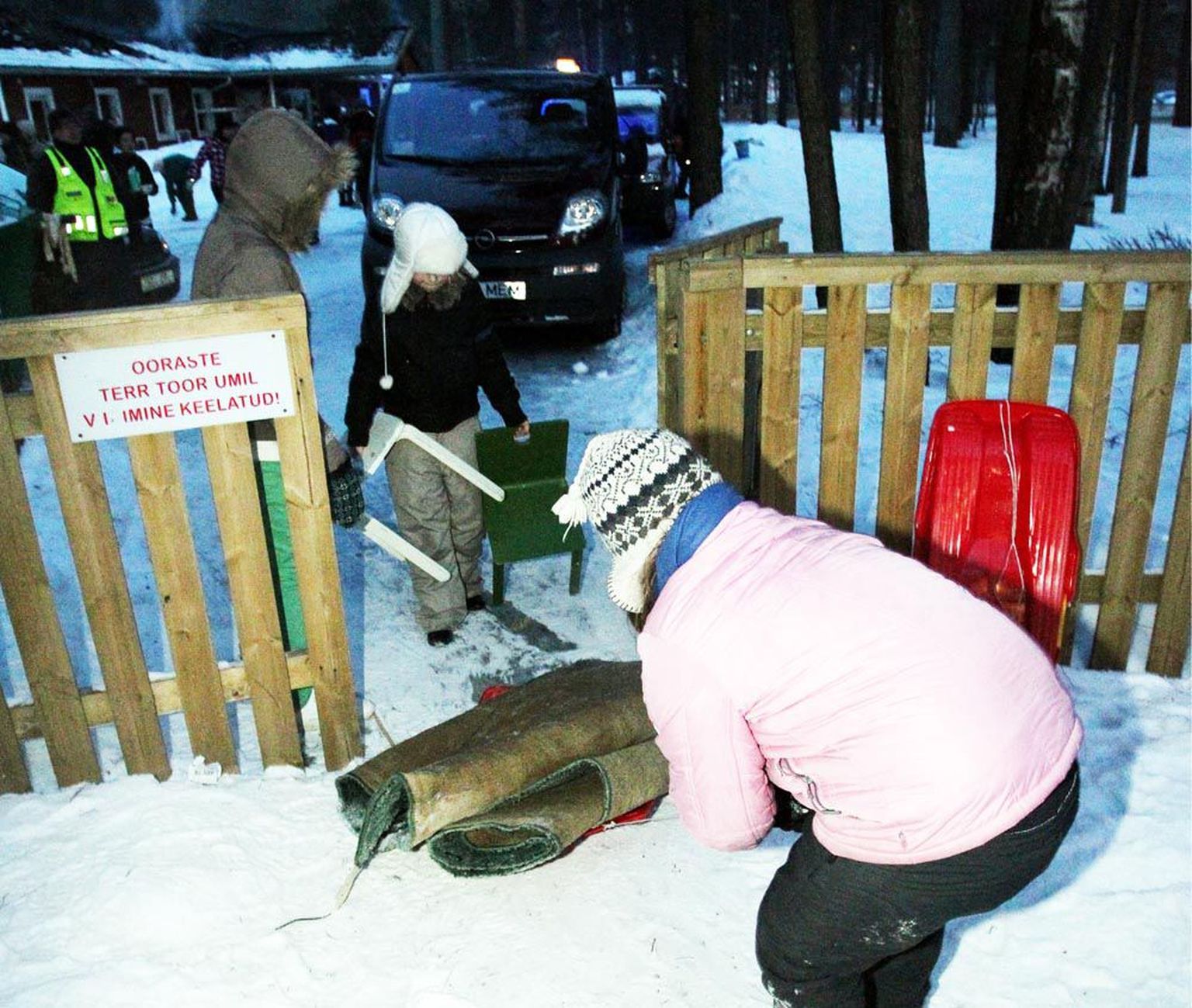 Inimesed tulid lastekodule appi kohe, kui kohutav uudis tulekahjust teatavaks sai. Pildil aitavad inimesed põlengust päästetud asju varju alla viia.