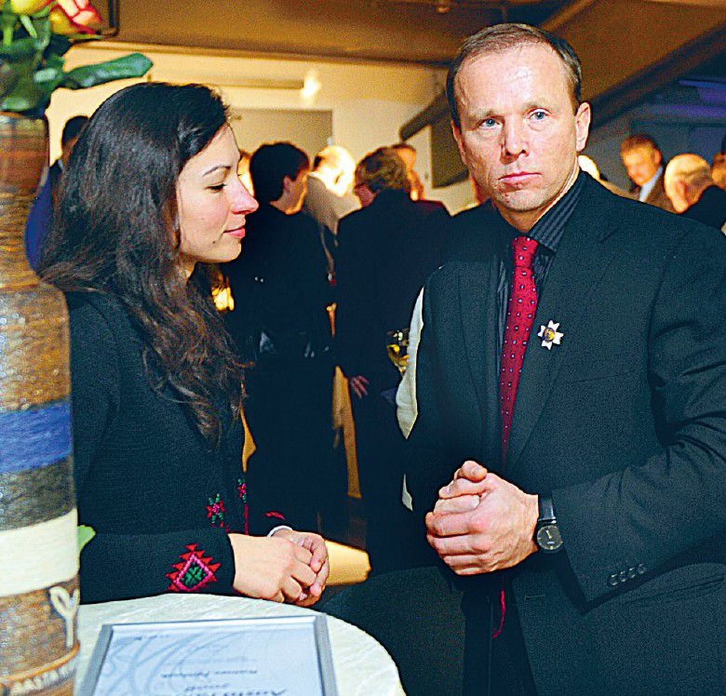 «Teeme ära 2008» kampaania eestvedaja Rainer Nõlvak sai eile rahvastikuministrilt kätte tänavuse aasta kodaniku tiitli. Pildil on Nõlvak (paremal) koos kaaslase Astrid Böningiga.