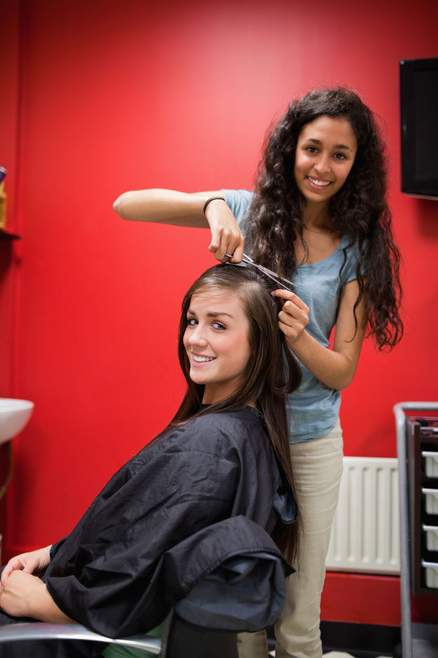 Tallinnas maksab naiste juukselõikus šveitslaste kogutud andmete kohaselt keskmiselt 25,66 eurot.