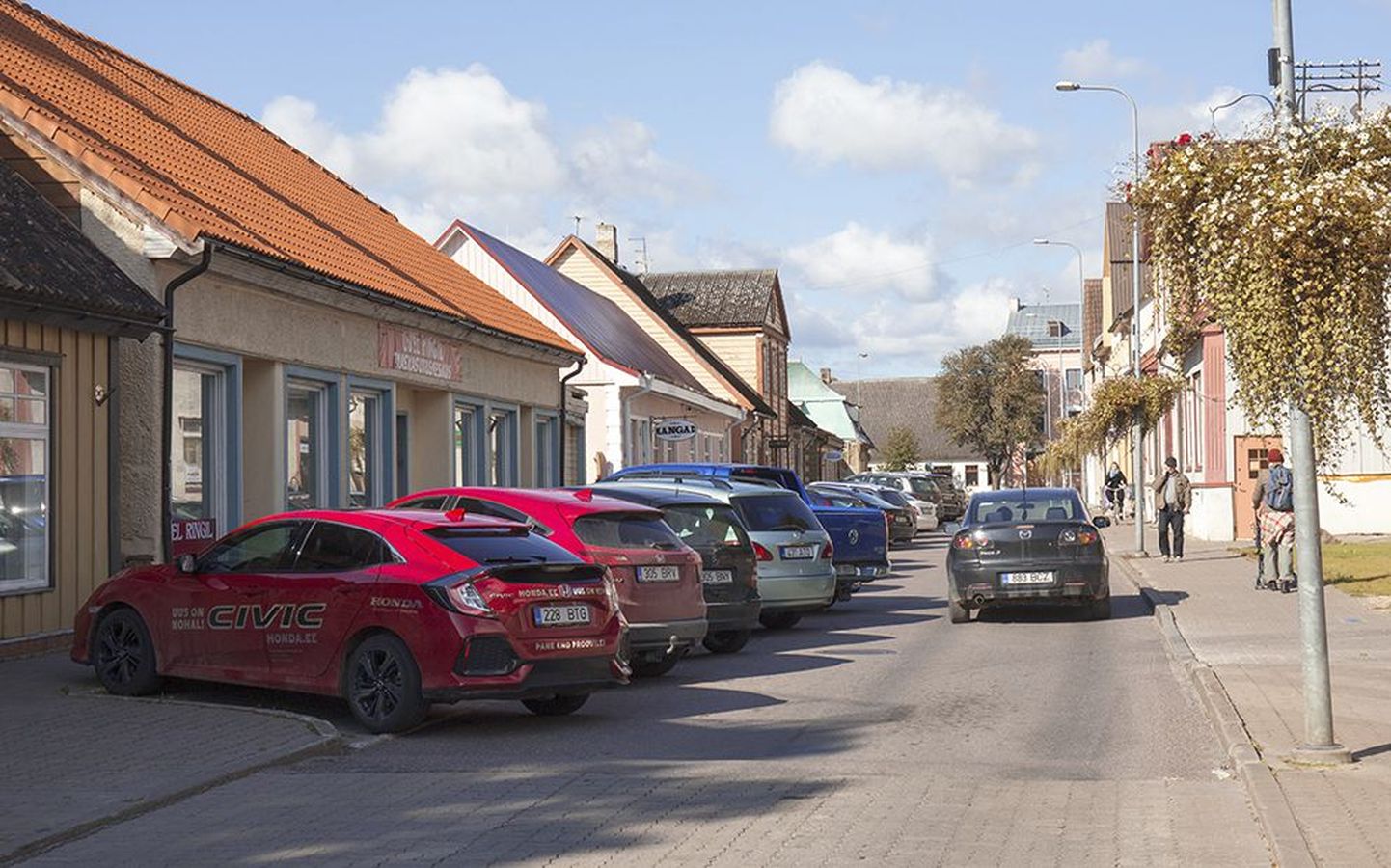 Viljandis Tartu tänava alguses on äriajal enamik parkimiskohti hõivatud.