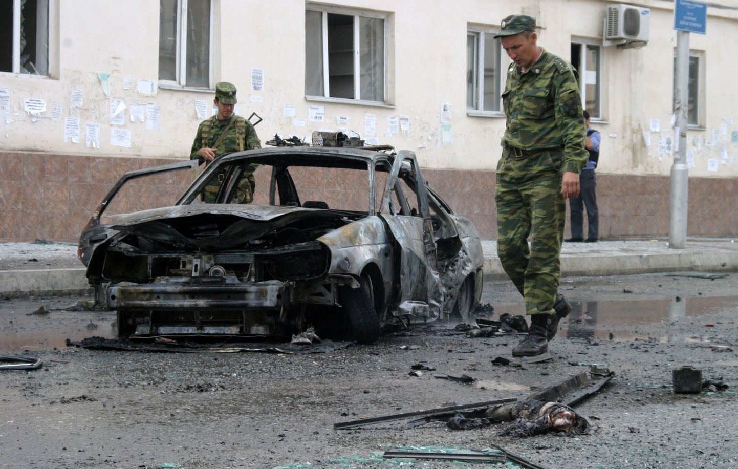 Vene siseministeeriumi üksused järjekordset Kaukaasias plahvatanud autot uurimas.