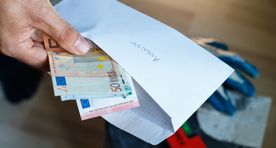 Молодые люди не хотят отдавать государству свои деньги