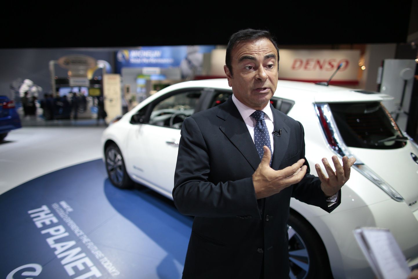 Nissani tegevjuht Carlos Ghosn Detroidi automessil.