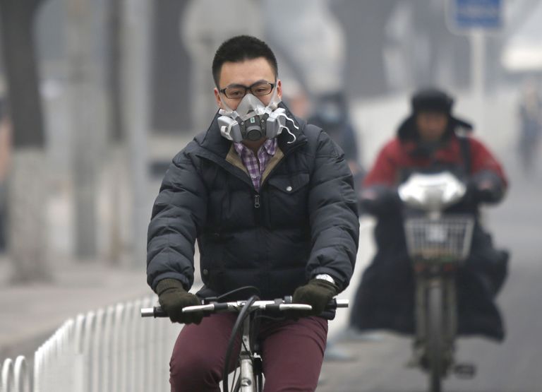 Respiraatoriga jalgrattur Pekingi linnapildis