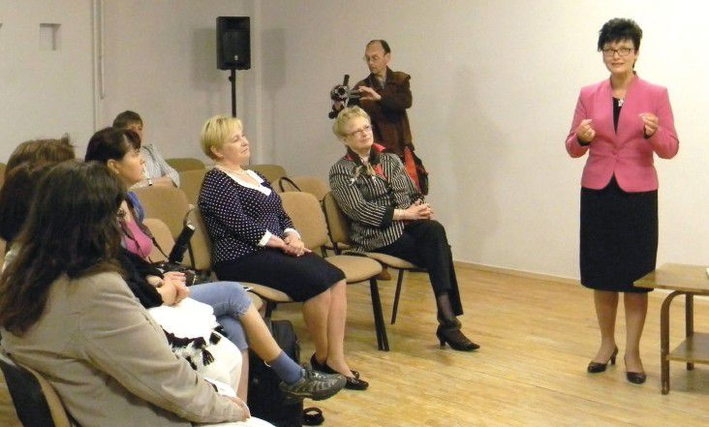 Вице-спикер Рийгикогу Лайне Рандъярв читает на презентации сборника стихотворение Пушкина по-эстонски.