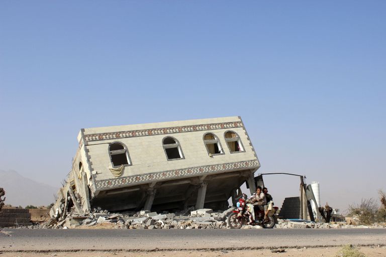 Jeemen. Mootorratturid maja juures, mida tabas Saudi Araabia õhurünnak. 