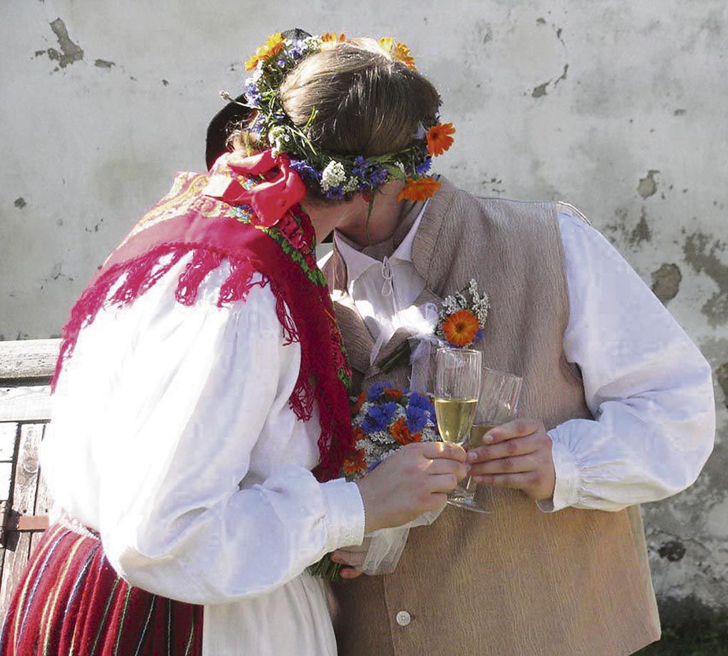 Pärimuslikud pulmakombed elustusid Lodja postijaamas kosjaskäimisest kuni peopidamiseni kogukonna ettevõtmises Juuli ja Augusti pulmad.