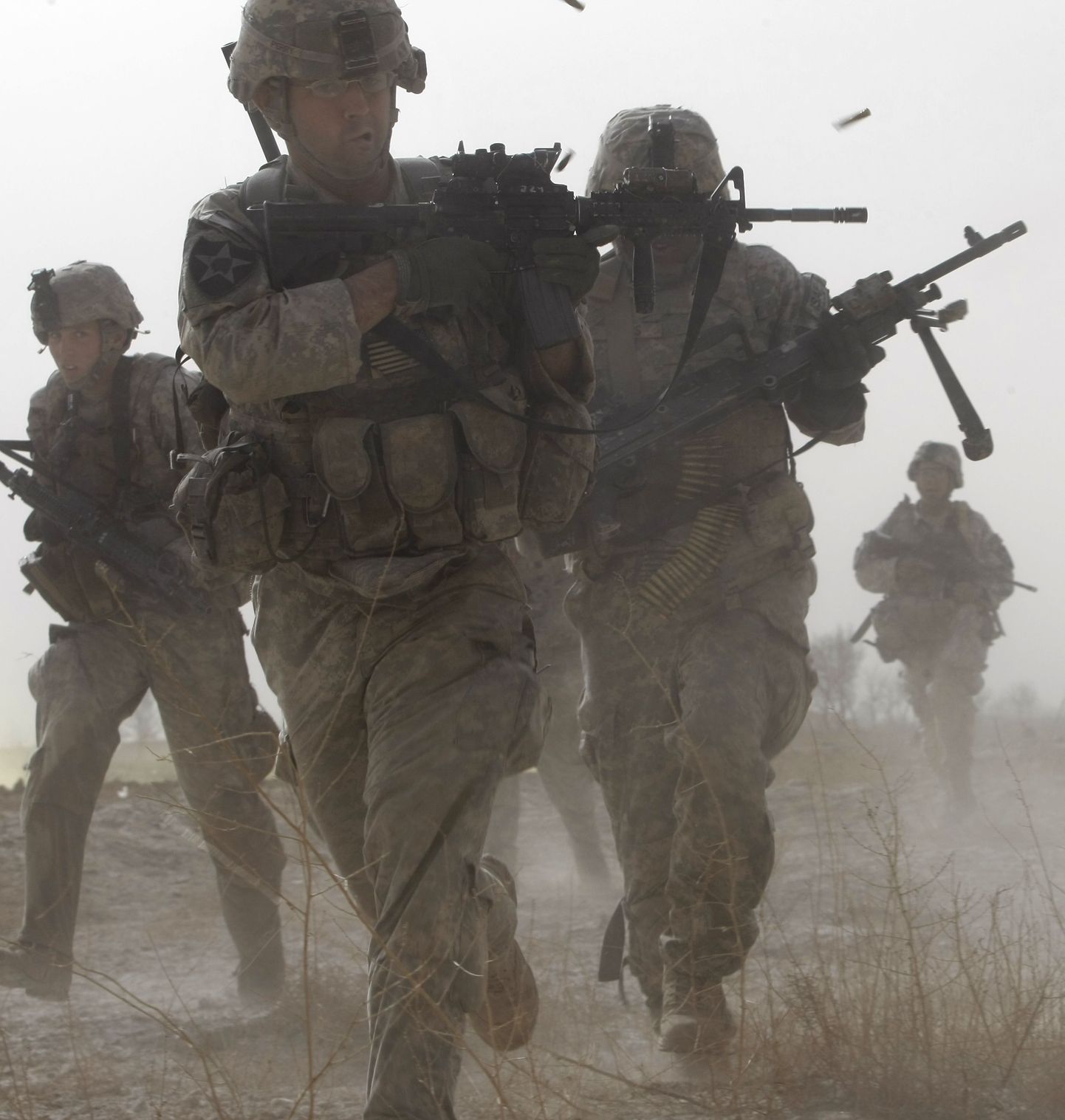 Американские солдаты неподалеку от города Марджа. 14 февраля 2010 года.