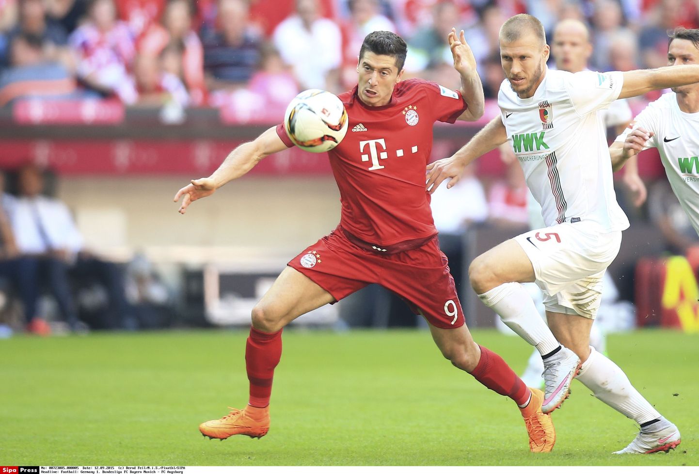 Foto 2015. aastast, kui Ragnar Klavan (paremal) hoidis FC Augsburgi keskkaitsjana nulli peal nii Müncheni Bayerni kui ka nende kuulsa ründaja Robert Lewandowski.