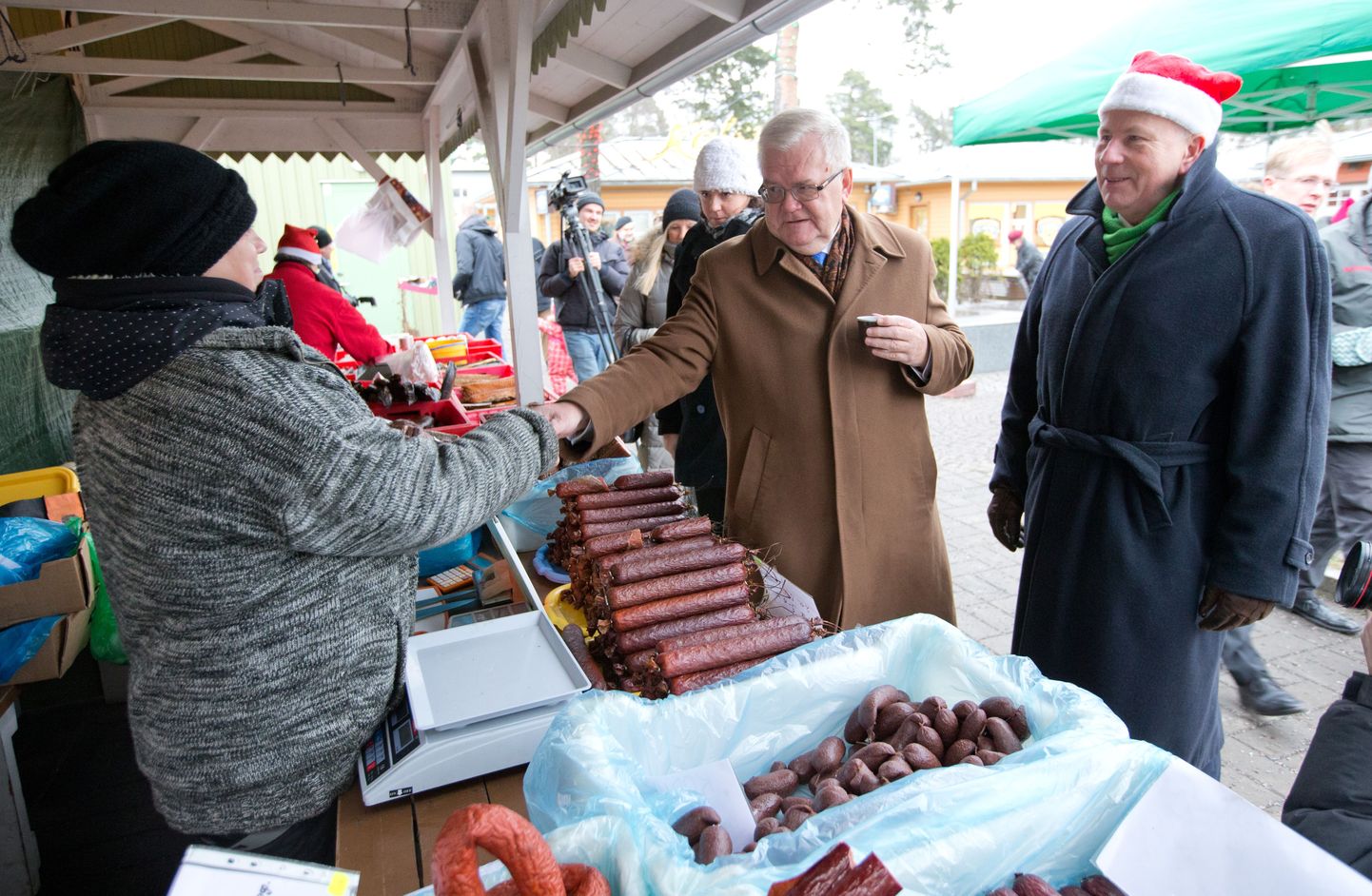 Veel sõbralikult koos: praeguseks linnapeaametist kõrvaldatud Edgar Savisaar ja abilinnapea Arvo Sarapuu 2014. aastal Nõmme jõuluturul.
