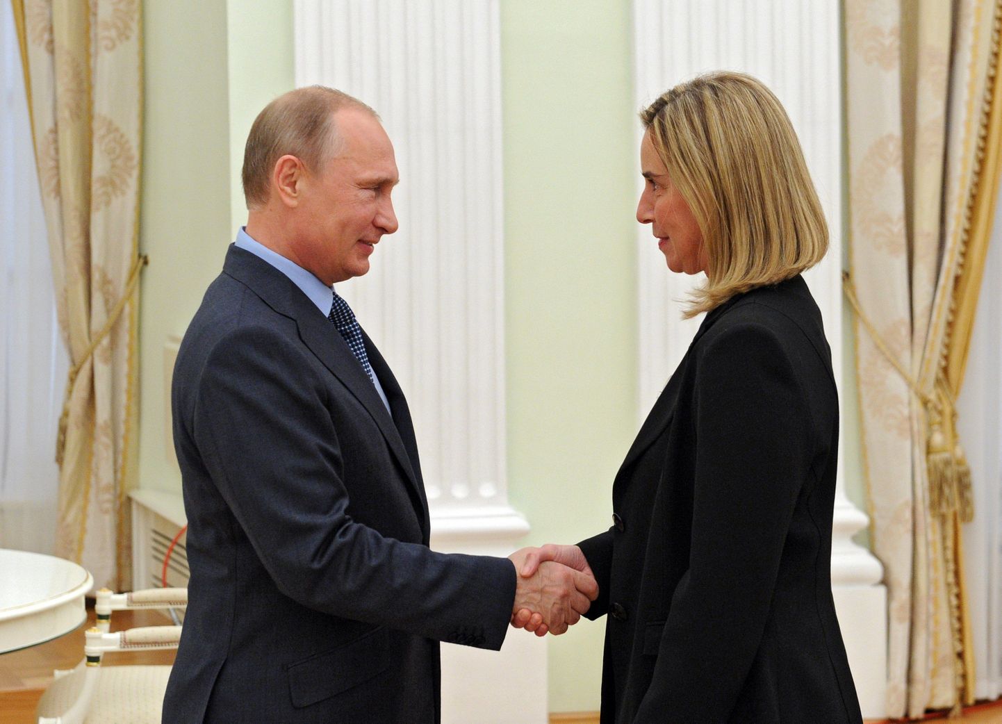 9. juulil Kremlis: Venemaa president Vladimir Putin ja toona veel Itaalia välisministri ametit pidanud Federica Mogherini, kellelt nõuti, et ta ütleks ELi kõrgeks välisesindajaks saamise nimel lahti oma venelembesest suhtumisest.
