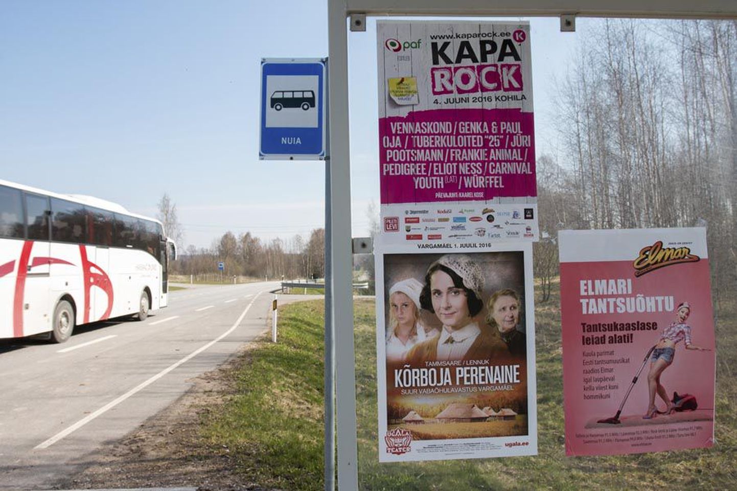 Viljandi–Tartu maanteed mööda Tartu poole minnes on reklaamidega kaetud paremat kätt jäävad bussiootekojad.