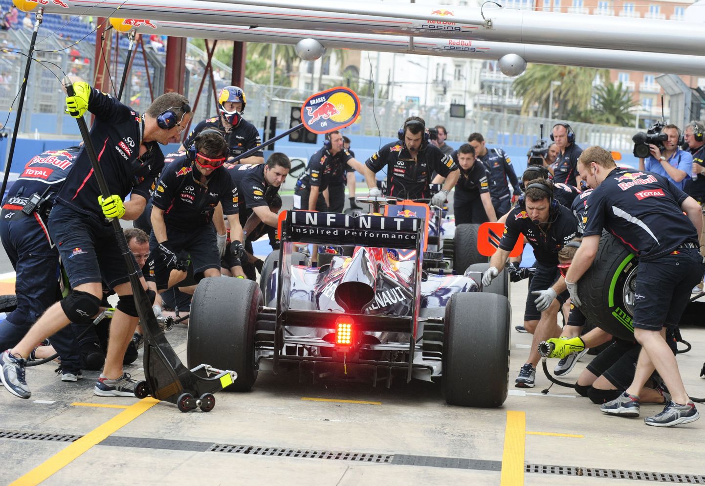 Mehaanikud vahetavad Toro Rosso sõitja Daniel Ricciardo vormelil rehve.