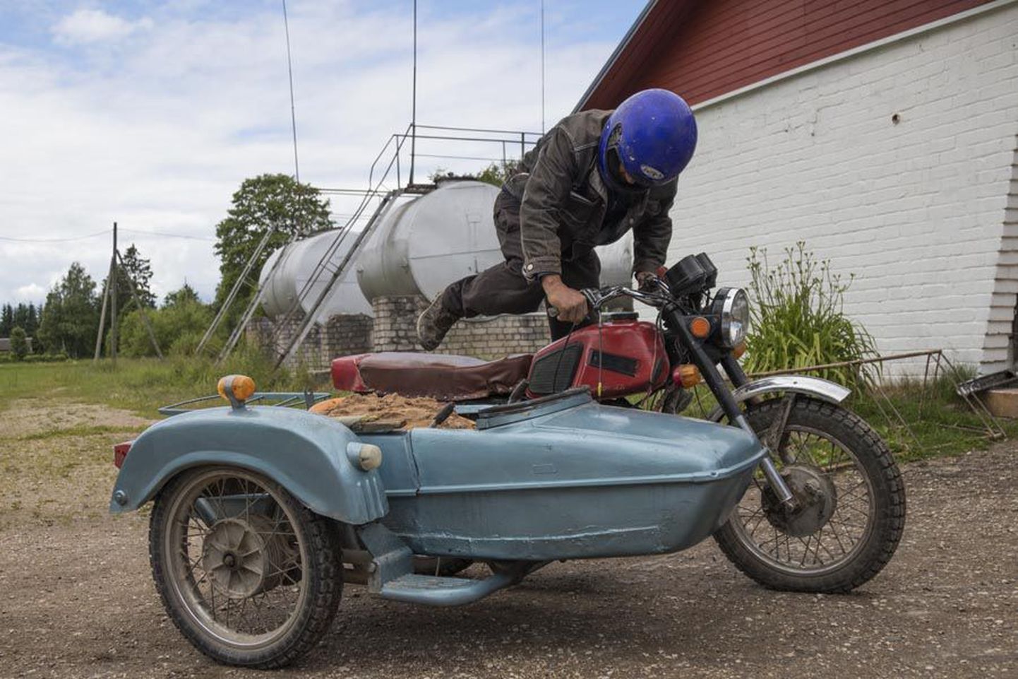 Tsikliga pääseb 59-aastane Hillar Varusk suvel kaugele metsa ning see sõiduk teenib teda hästi ka veovahendina. Korv käib lahti ja sellega on lihtne kaupa transportida.