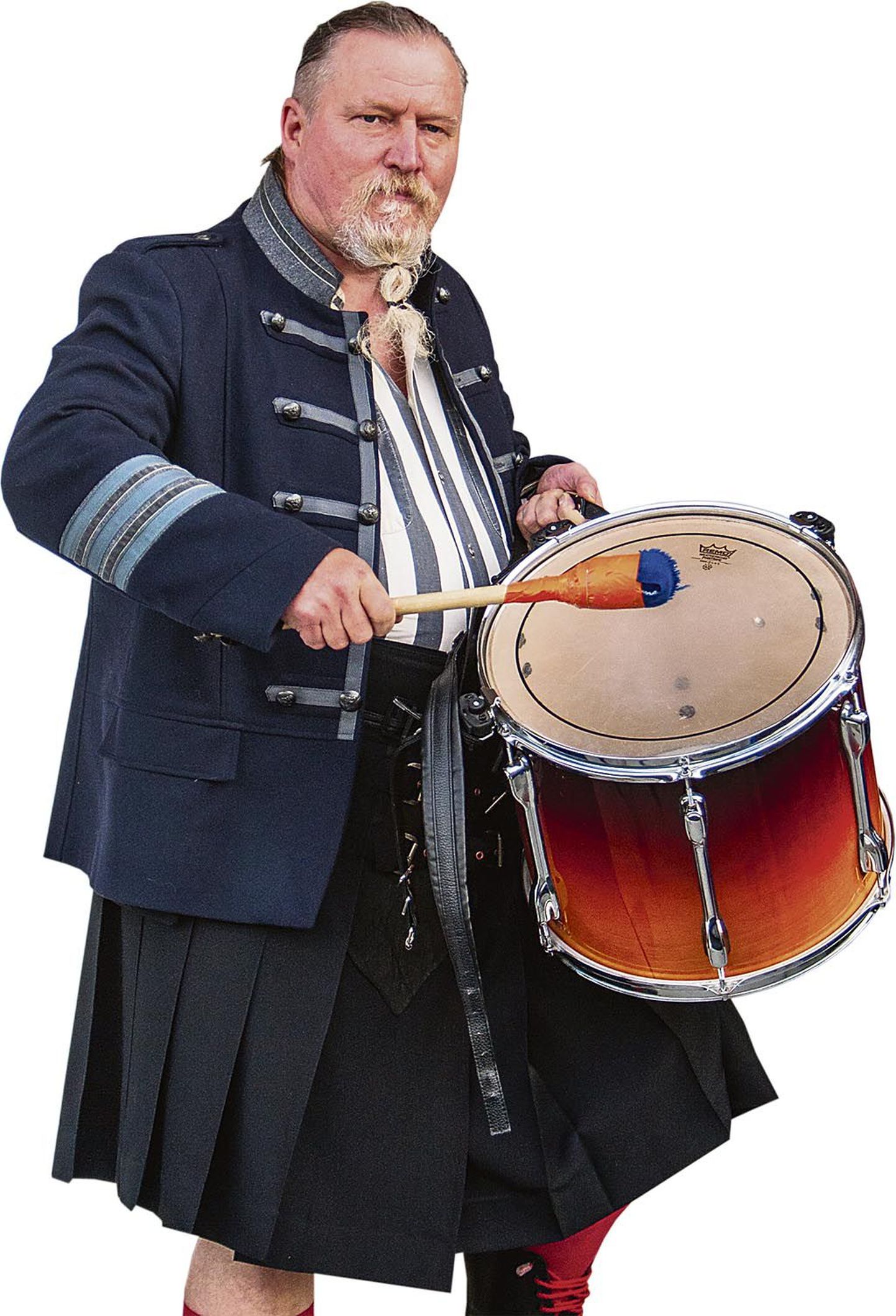 Muusik ja spordisõber Olavi Kõrre omas elemendis jalgpallimatšil trummi löömas.