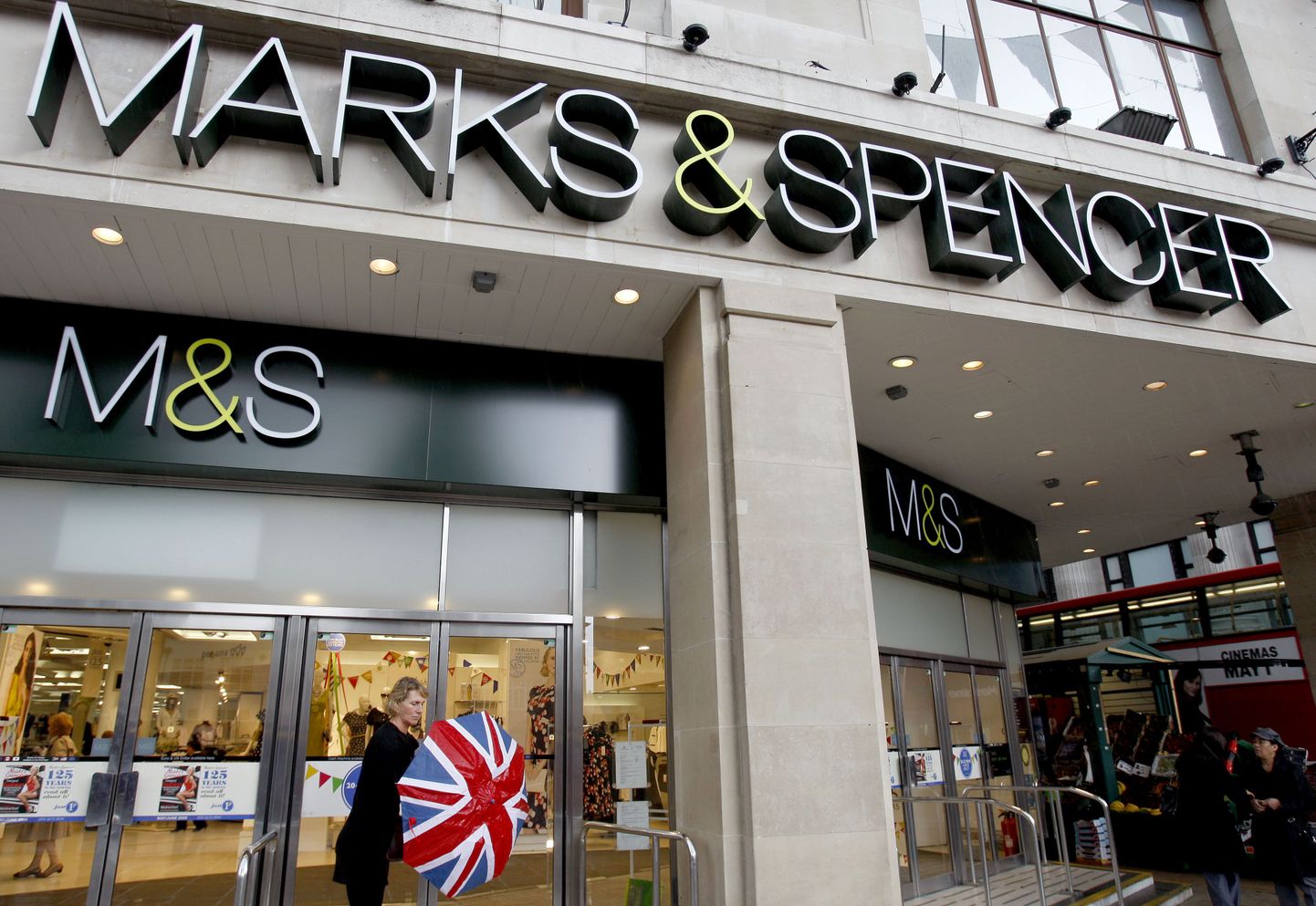 Магазин Marks & Spencer в Лондоне.