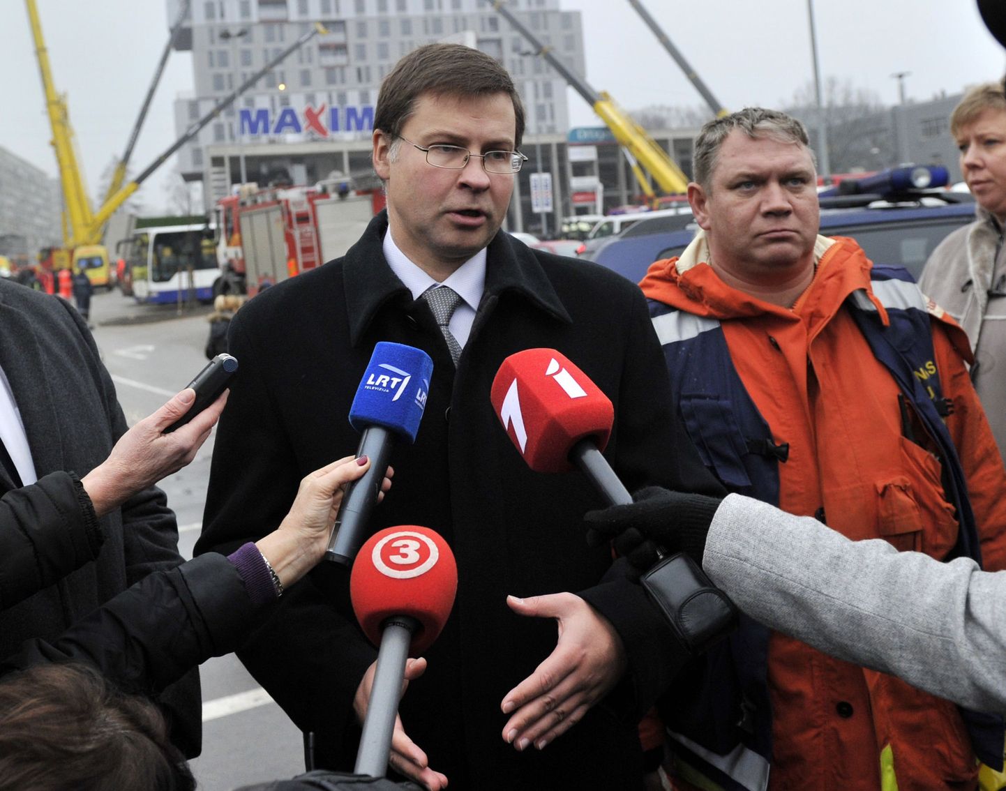 Läti peaministri kt Valdis Dombrovskis Riias Maxima supermarketi juures.