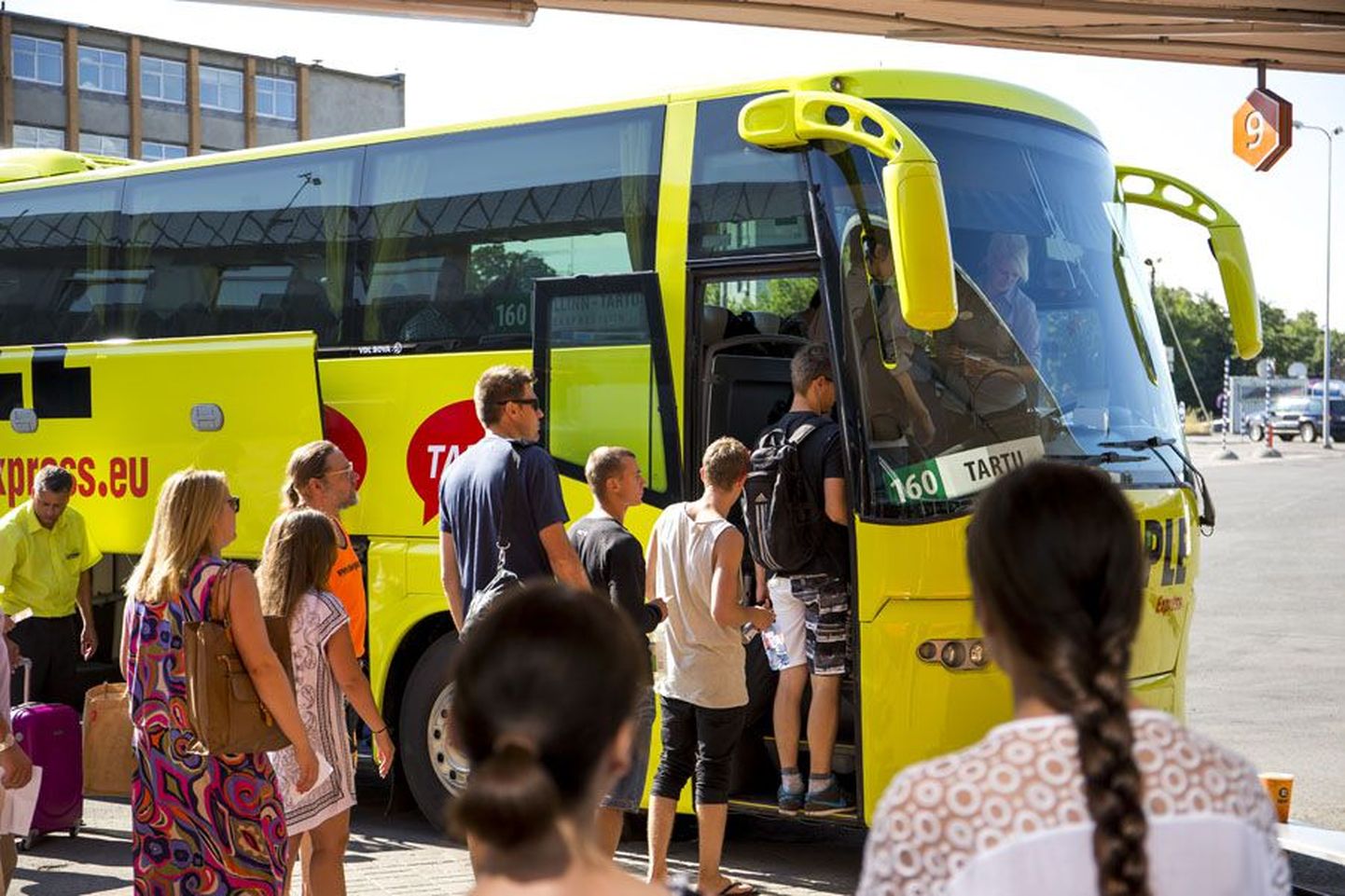 Baltimaade ja Eesti esimese odavbussifirma Simple Expressiga saavad nüüdsest sõita ka viljandlased. Üliodava pileti Pärnusse või Tartusse saavad paraku vaid esimesed ostjad.