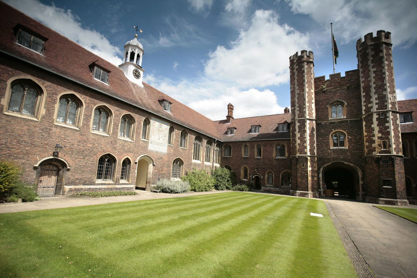 Cambridge`i ülikooli karistab üliõpilasi nii füüsiliselt kui rahaliselt