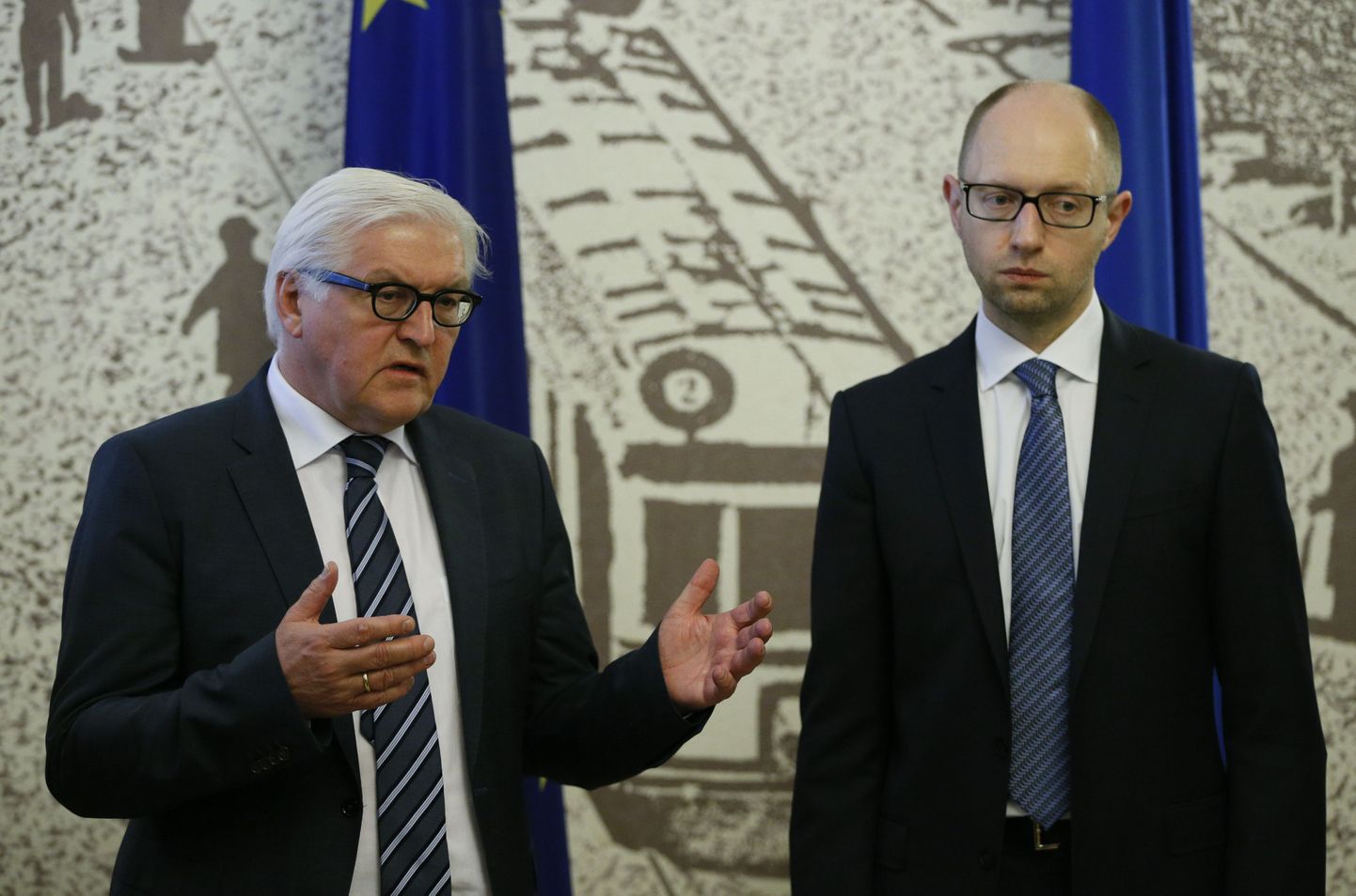 Saksa rahandusminister Frank-Walter Steinmeier (vasakul) koos Ukraina peaministri kt Arseni Jatsenjukiga 13. mail Kiievis Borispoli lennuväljal.