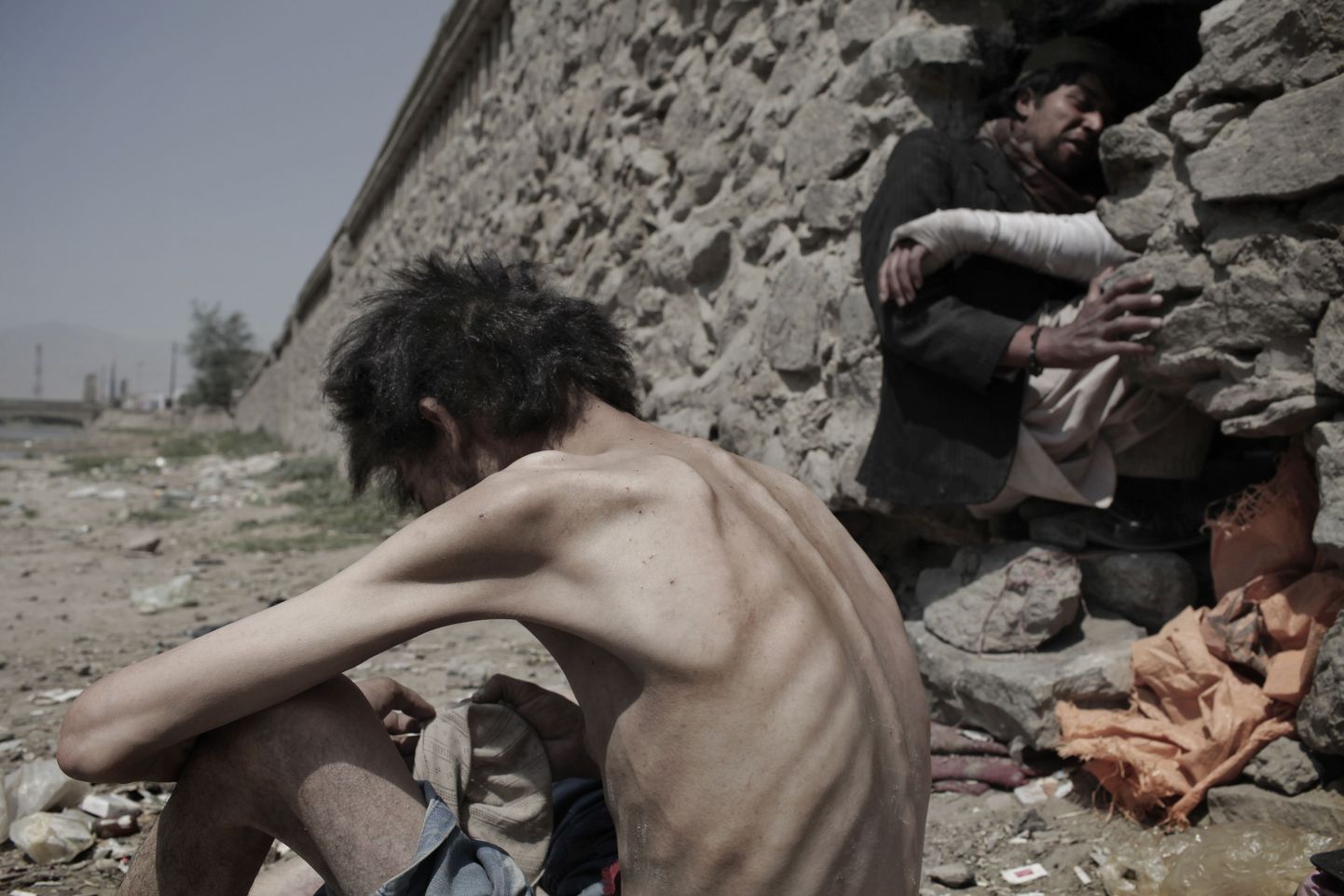Afgaanist heroiinisõltlane Kabuli jõe kaldal.
