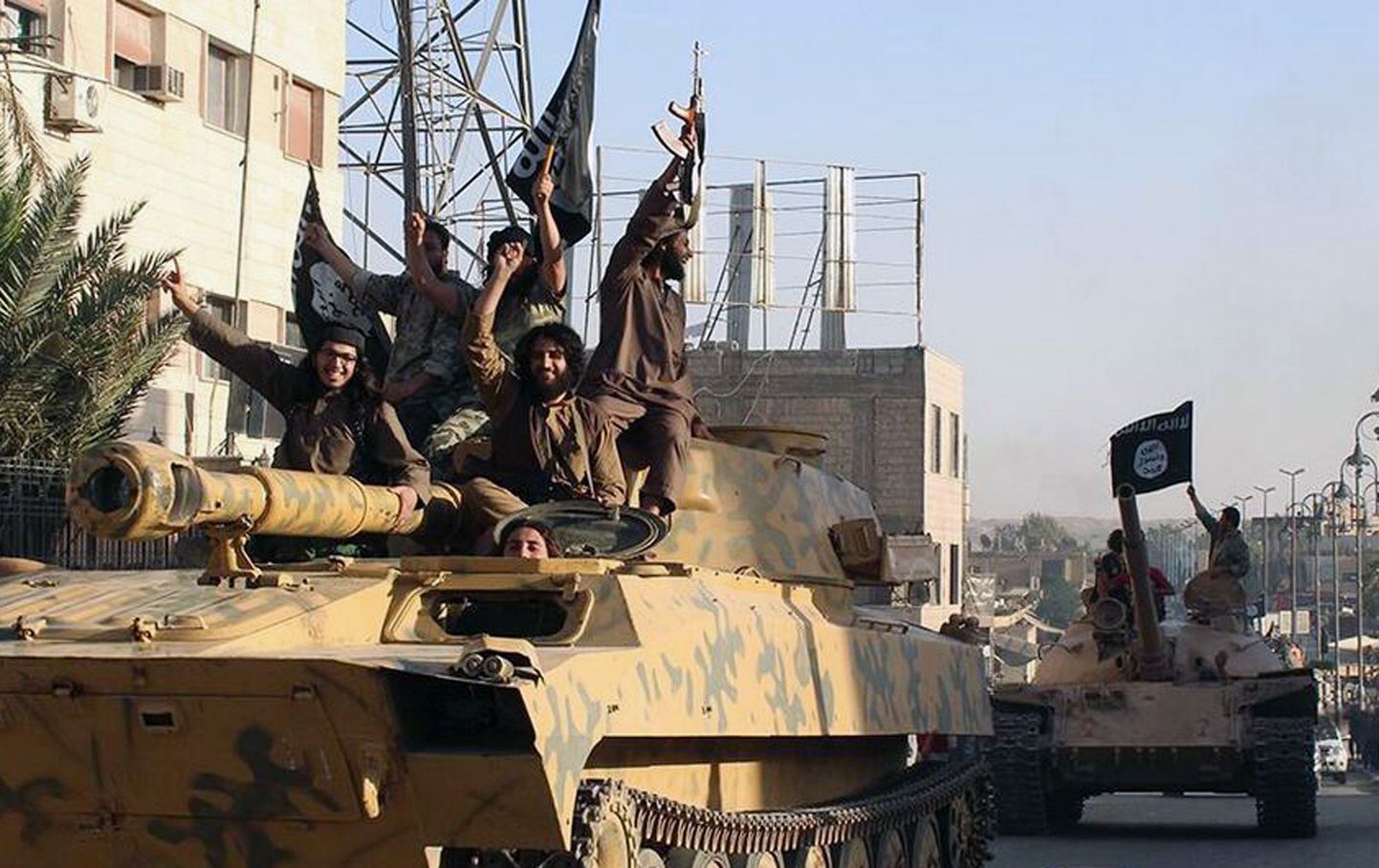 Islamiäärmusliku ISILi liikmed Süüria Raqqa linnas.