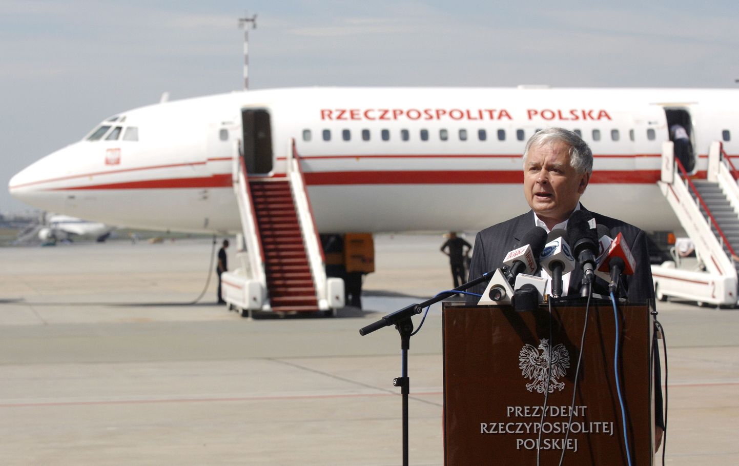 Poola president Lech Kaczyński andmas pressikonverentsi valitsusele kuuluva Tupolev Tu-154 lennuki juures.