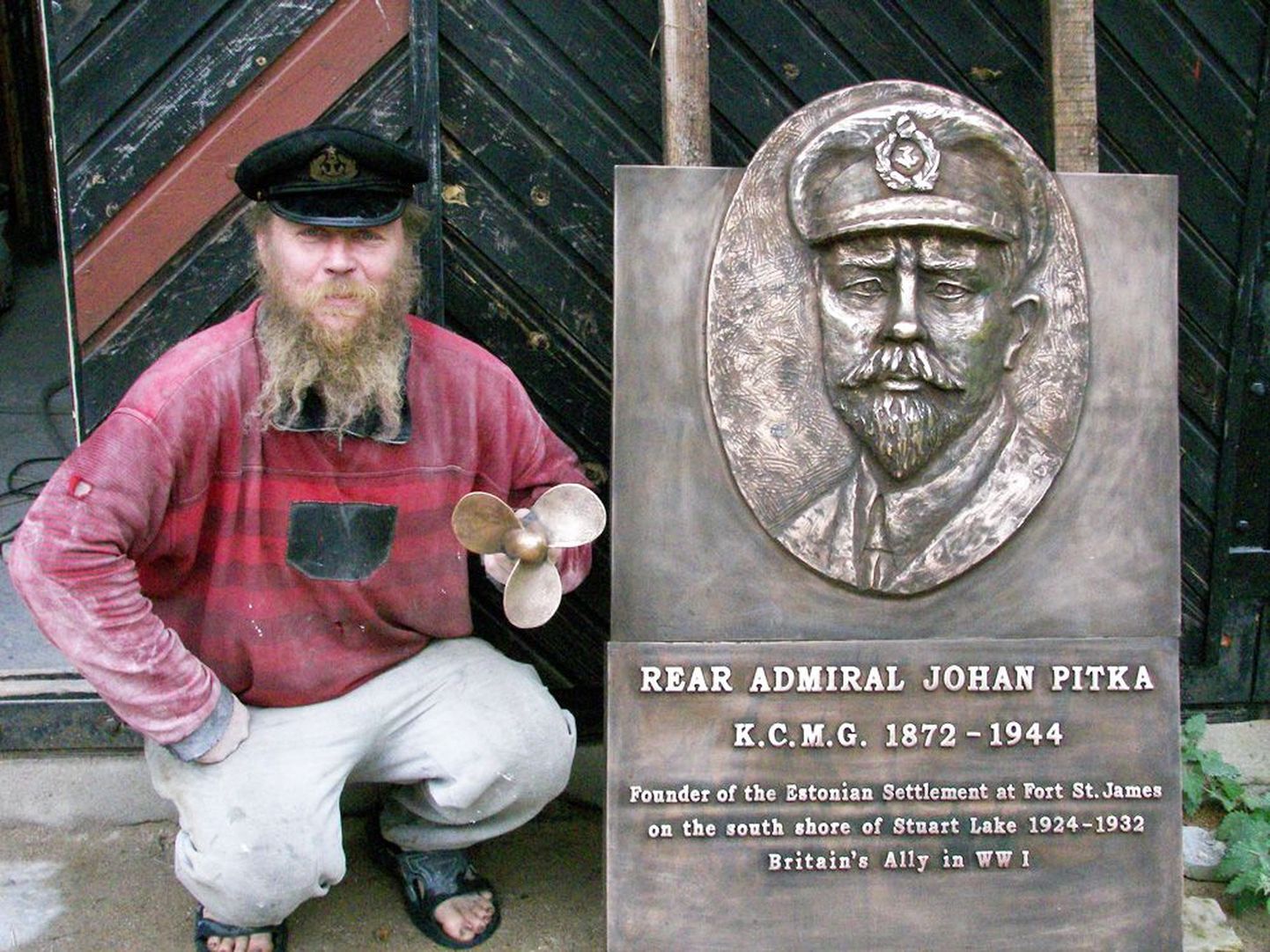 Admiral Johan Pitka pronksbareljeef ja selle autor Seaküla Simson.