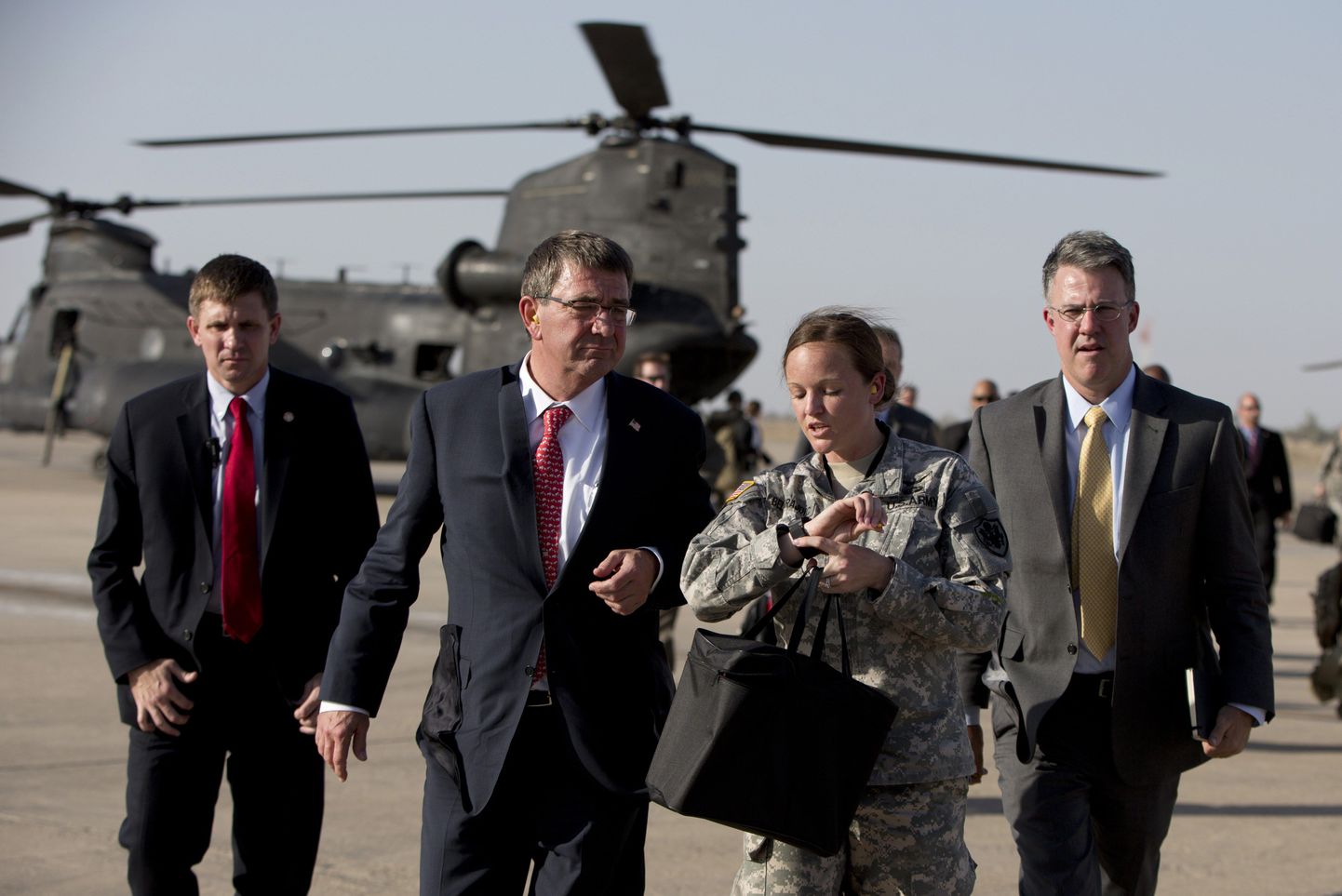 Ashton Carter (vasakult teine) Bagdadis.