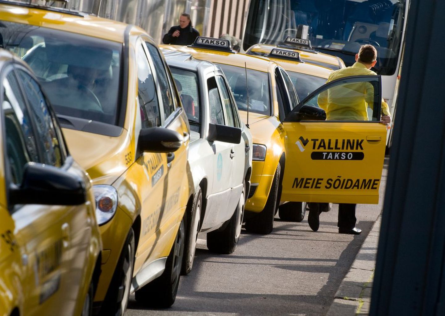 Tallink Takso autod hotelli ees.