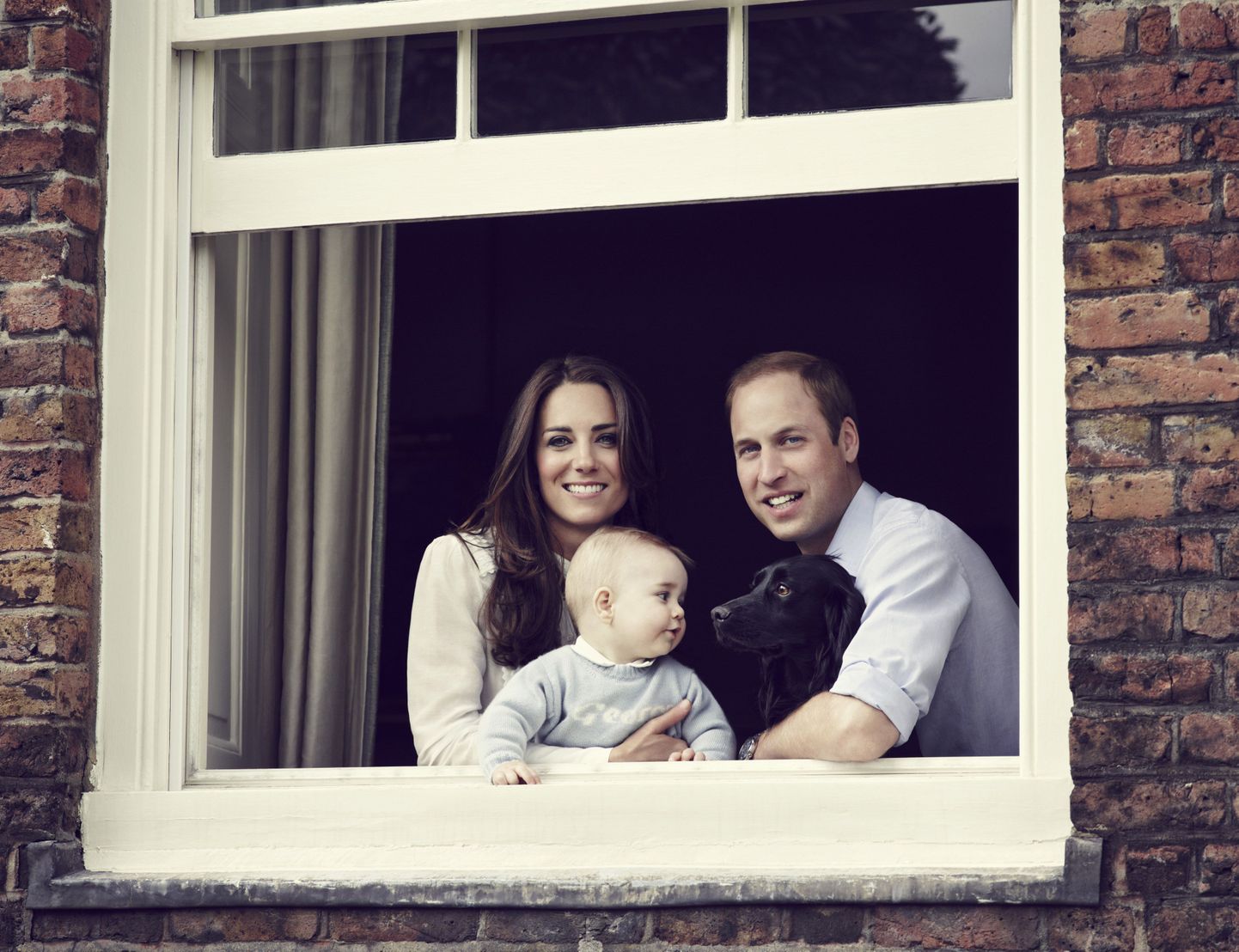 Prints William, hertsoginna Catherine ja  prints George märtsi keskel Kensingtoni palee aknal